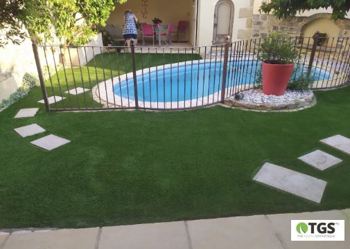 Menton pose de gazon synthétique